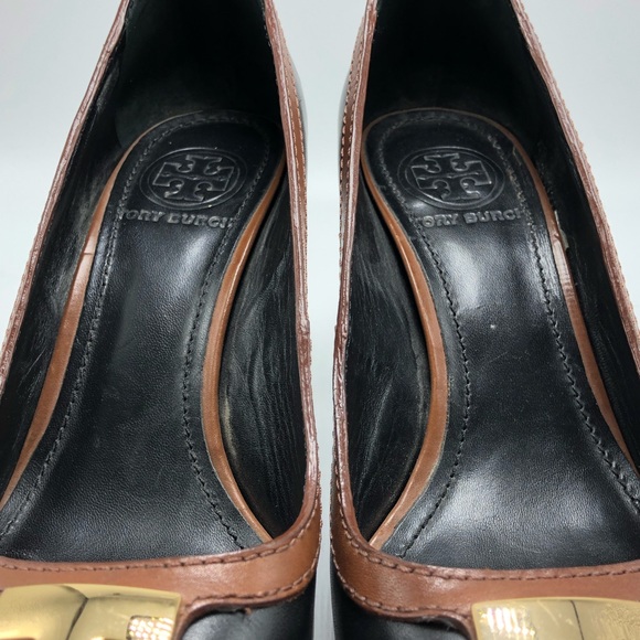 Tory Burch Pump with Gold T detail. - Picture 7 of 8